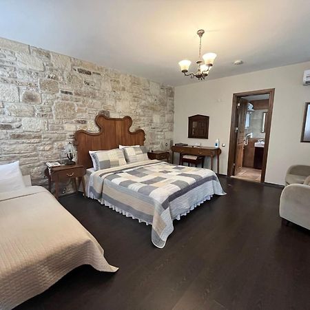 Griffon Hotel Yenifoca Bagian luar foto