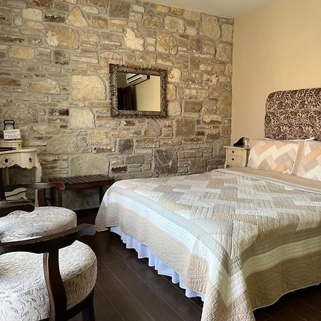 Griffon Hotel Yenifoca Bagian luar foto