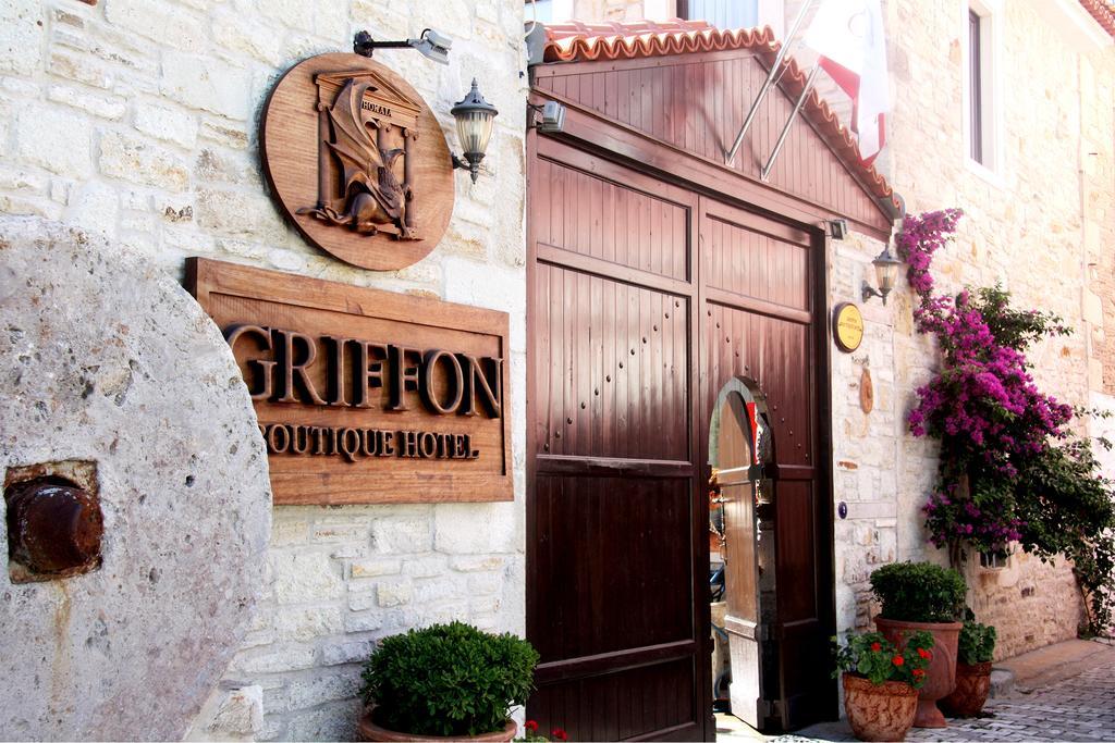 Griffon Hotel Yenifoca Bagian luar foto