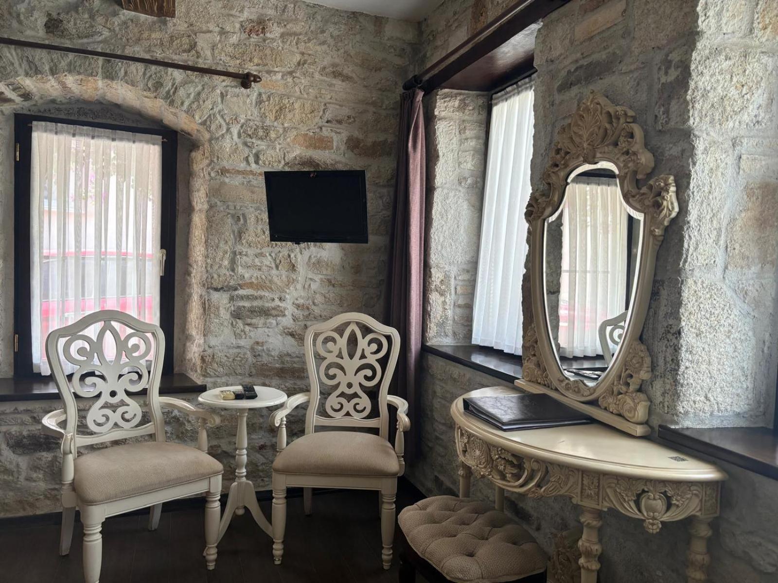 Griffon Hotel Yenifoca Bagian luar foto