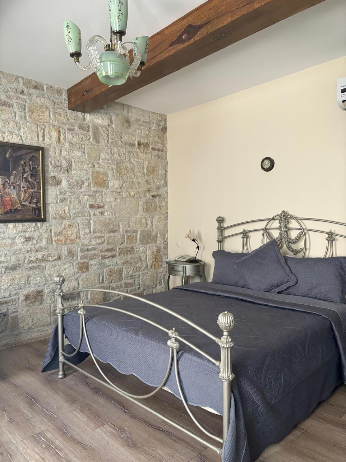 Griffon Hotel Yenifoca Bagian luar foto