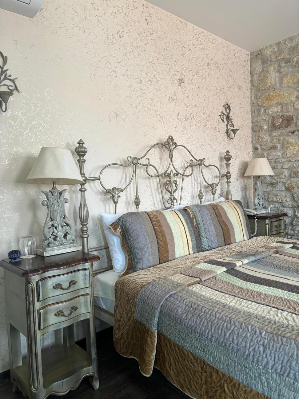 Griffon Hotel Yenifoca Bagian luar foto