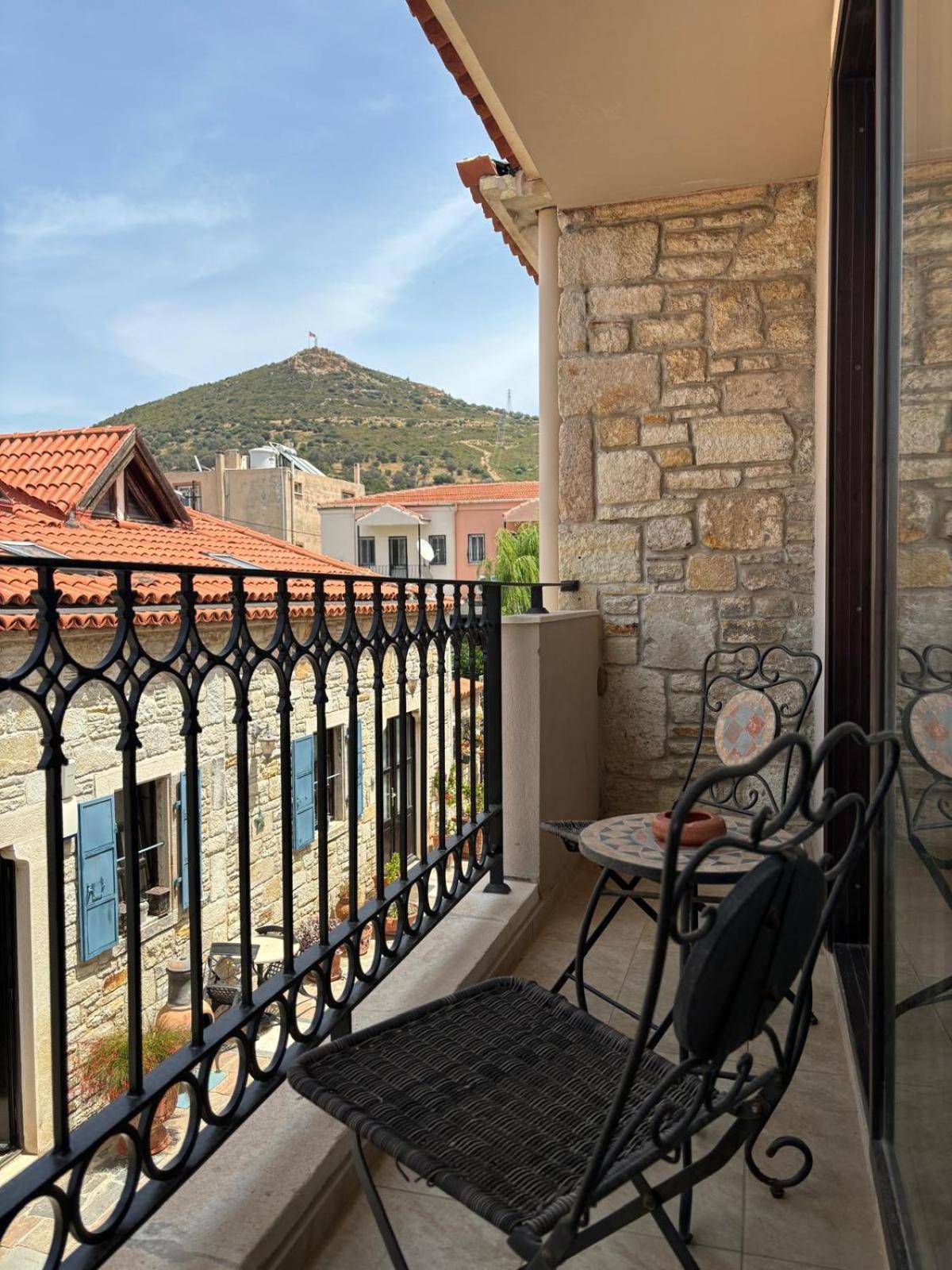 Griffon Hotel Yenifoca Bagian luar foto