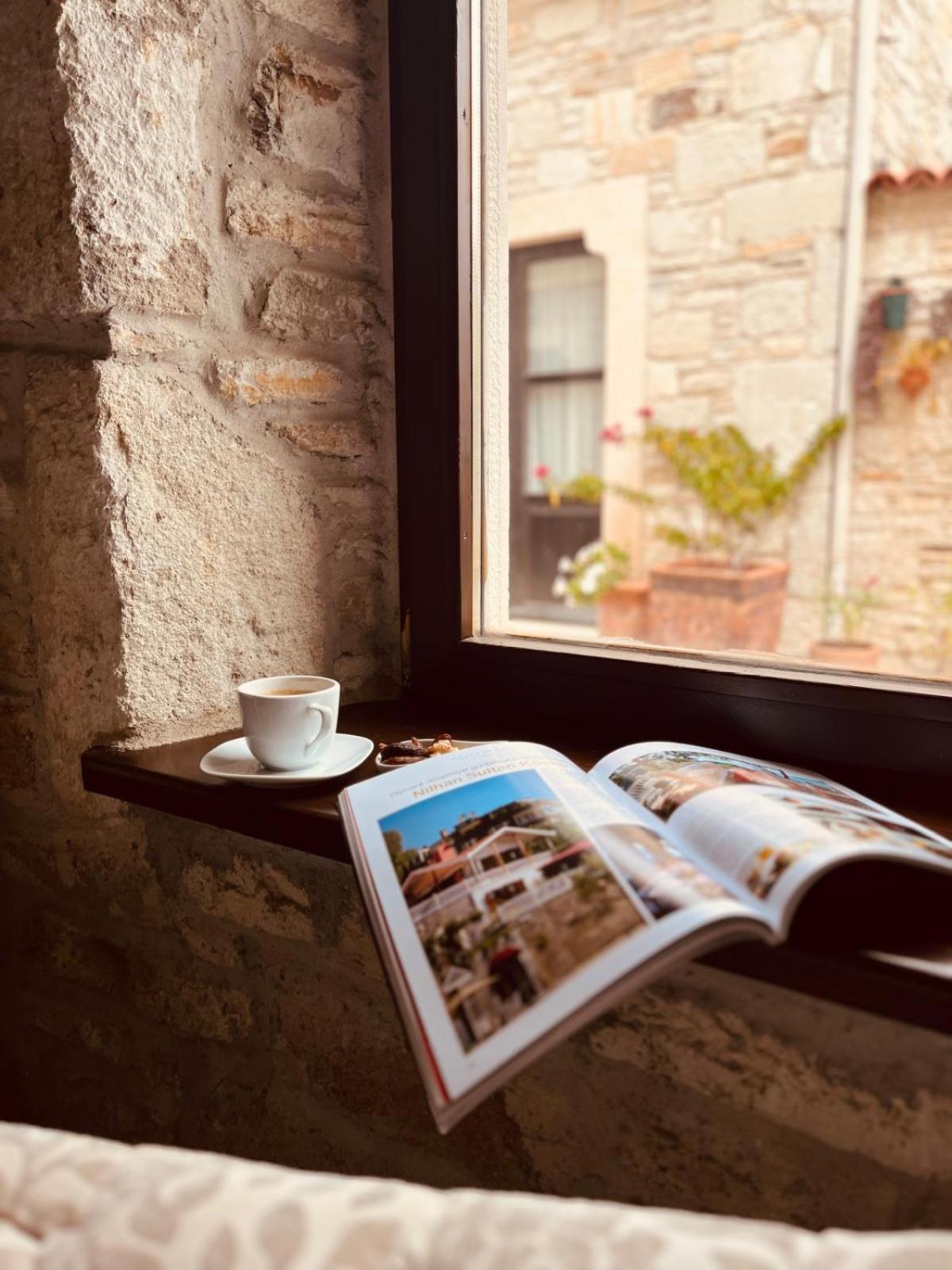 Griffon Hotel Yenifoca Bagian luar foto