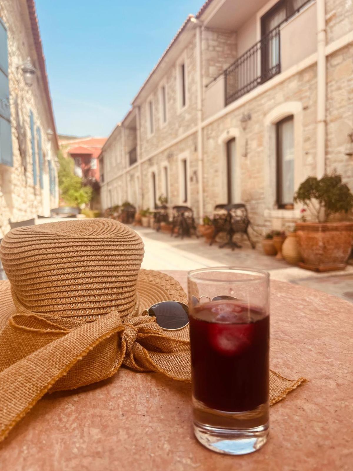 Griffon Hotel Yenifoca Bagian luar foto