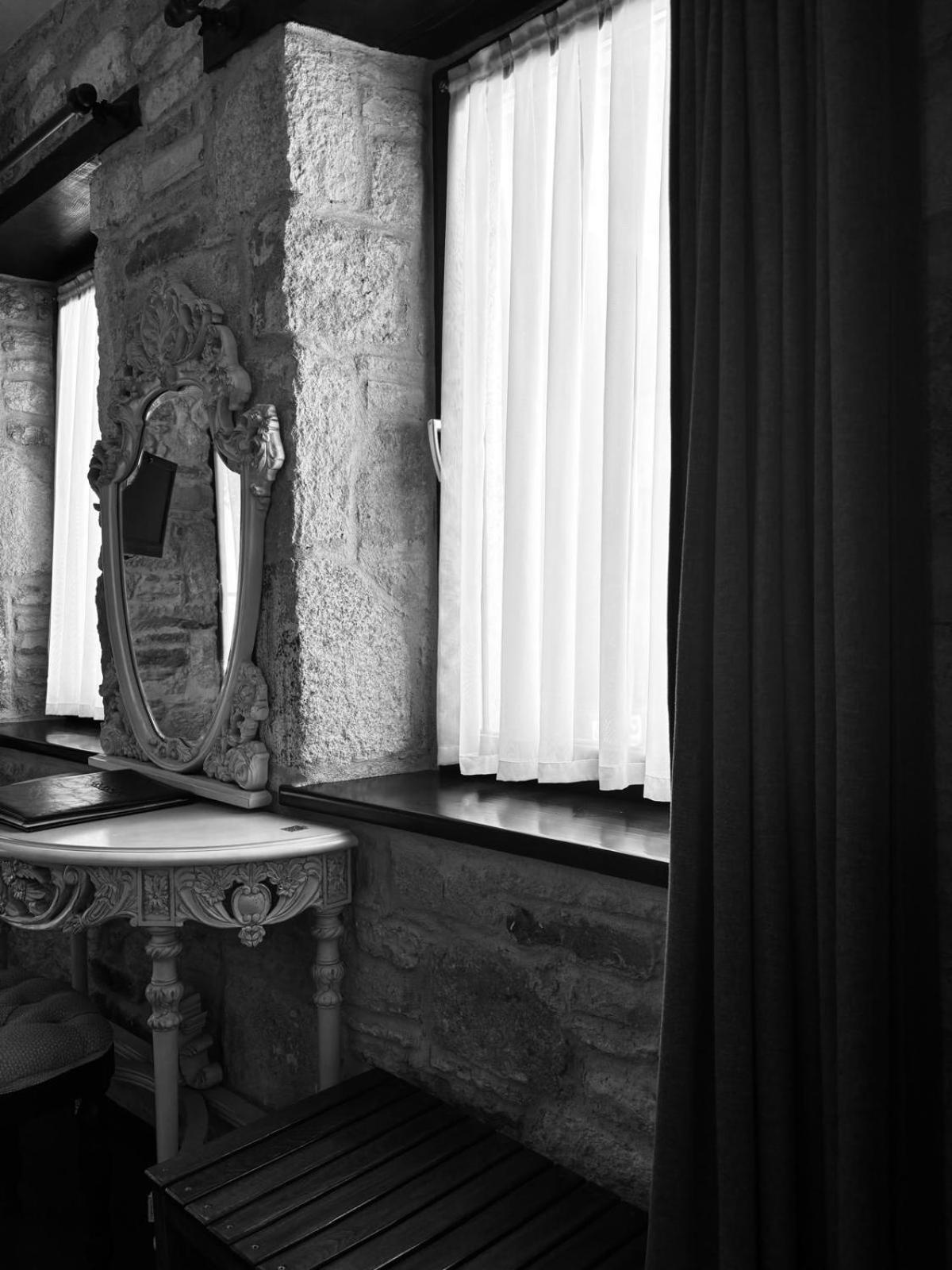 Griffon Hotel Yenifoca Bagian luar foto