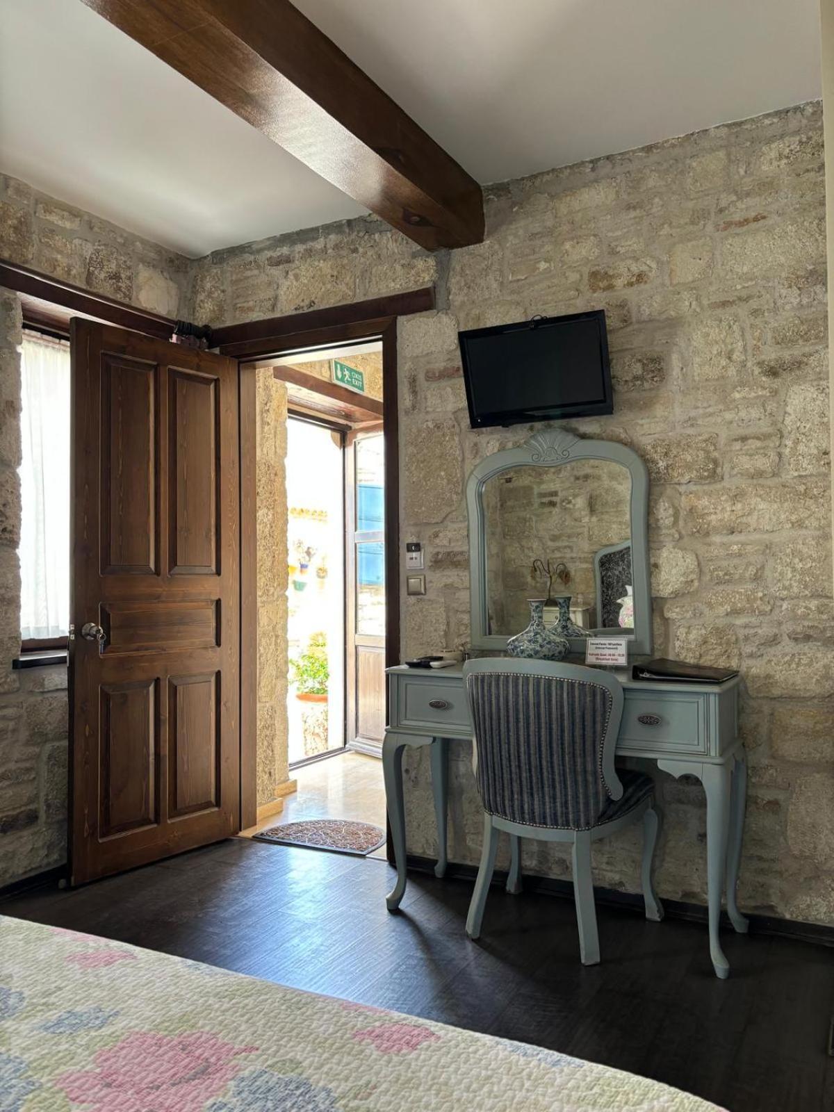 Griffon Hotel Yenifoca Bagian luar foto
