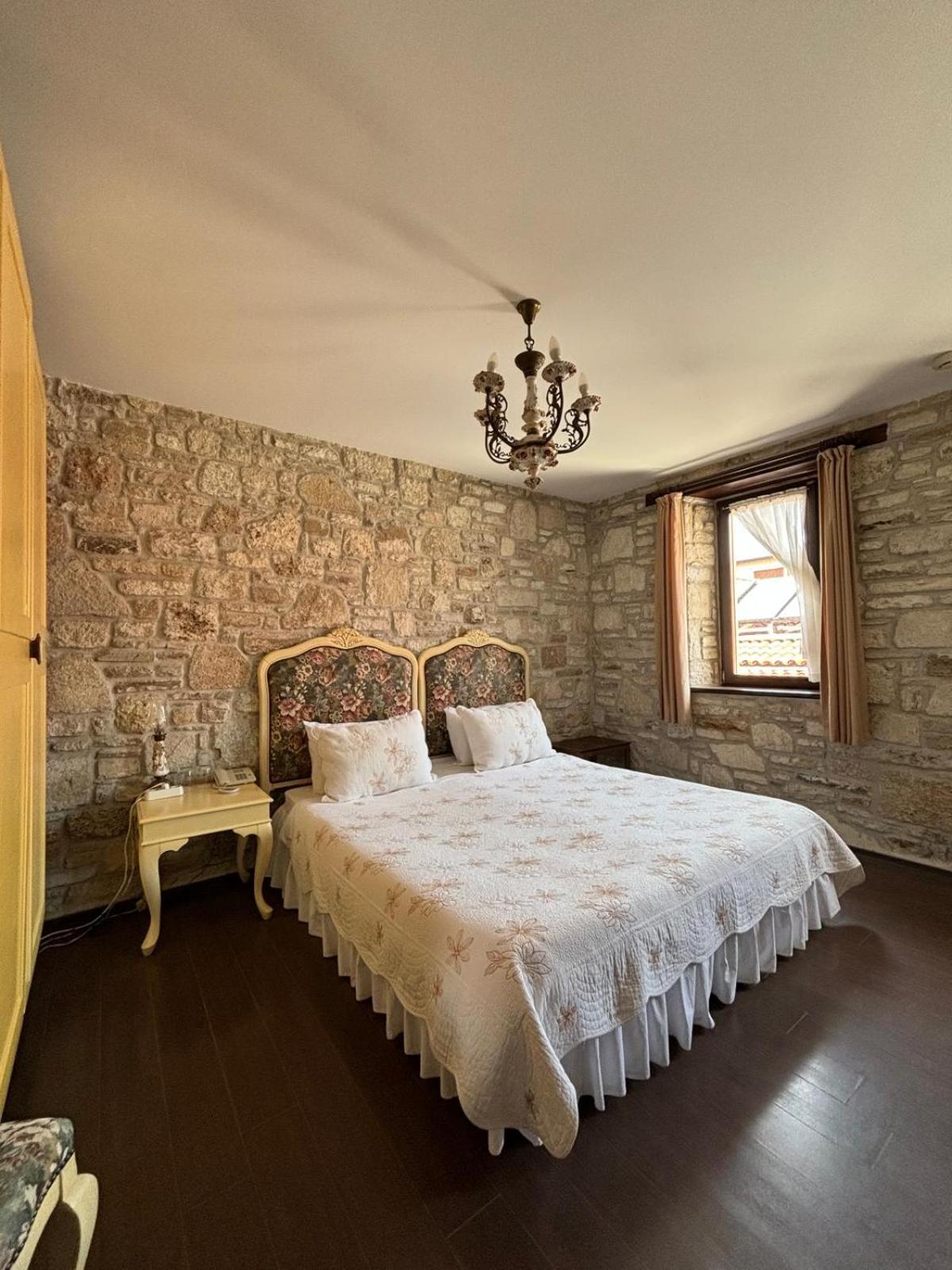 Griffon Hotel Yenifoca Bagian luar foto