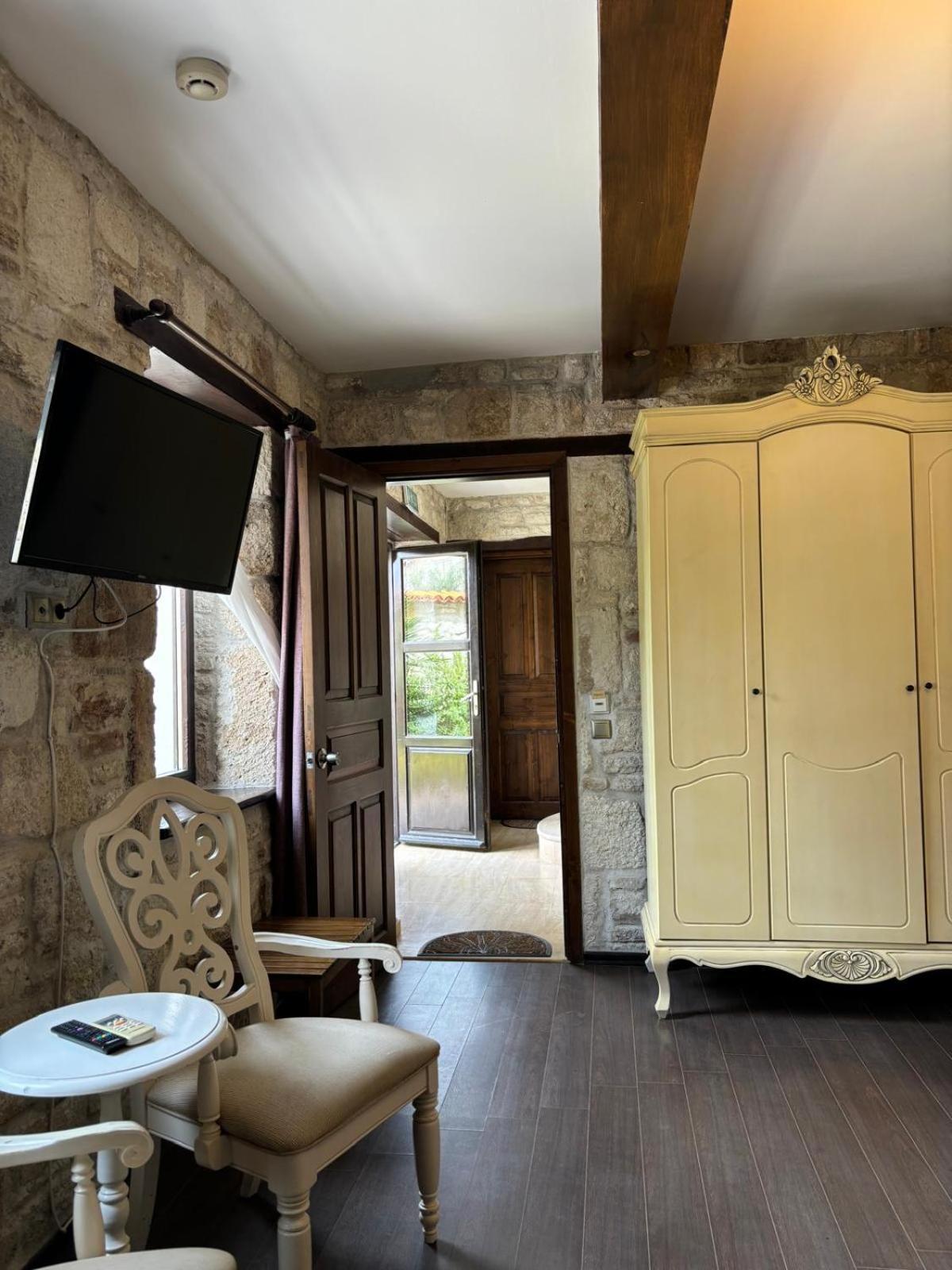 Griffon Hotel Yenifoca Bagian luar foto