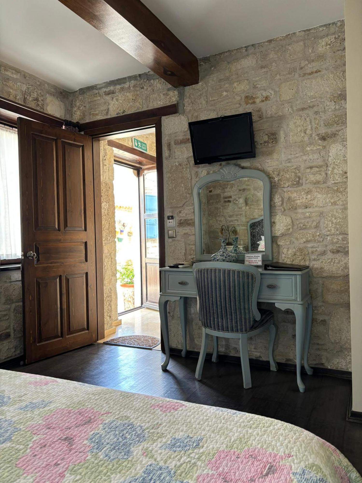 Griffon Hotel Yenifoca Bagian luar foto