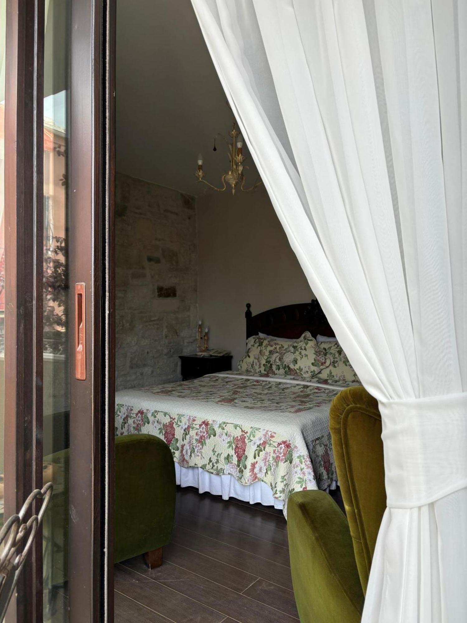 Griffon Hotel Yenifoca Bagian luar foto