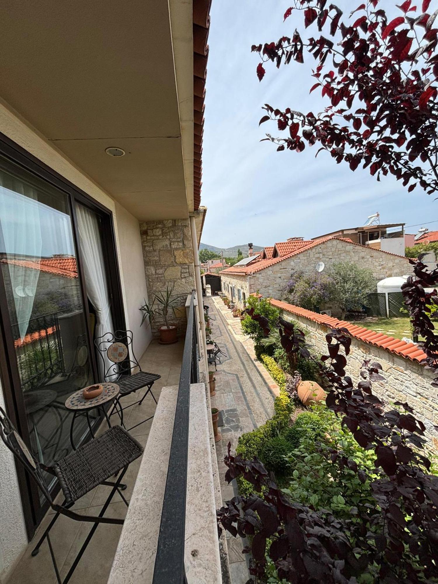 Griffon Hotel Yenifoca Bagian luar foto